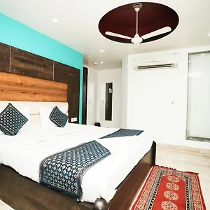 Hotel Amour Near Igi Delhi Airport ***